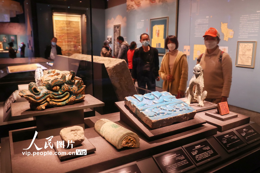 3月28日，觀眾在首都博物館舉行的“輝煌中軸”展上參觀。