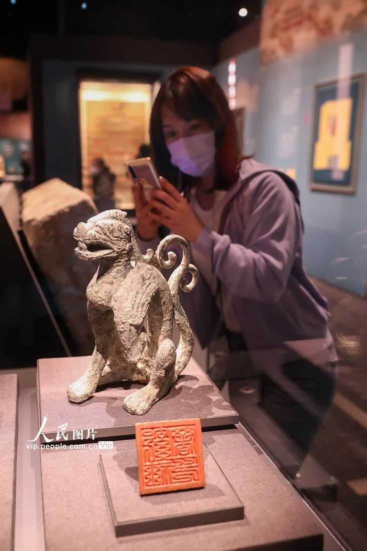 3月28日，觀眾在首都博物館舉行的“輝煌中軸”展上拍攝金代的銅坐龍。