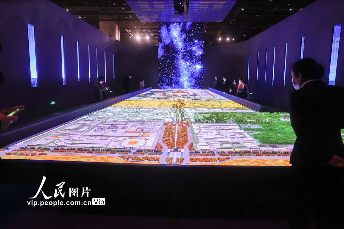 3月28日，觀眾在首都博物館舉行的“輝煌中軸”展上觀看中軸線沙盤。