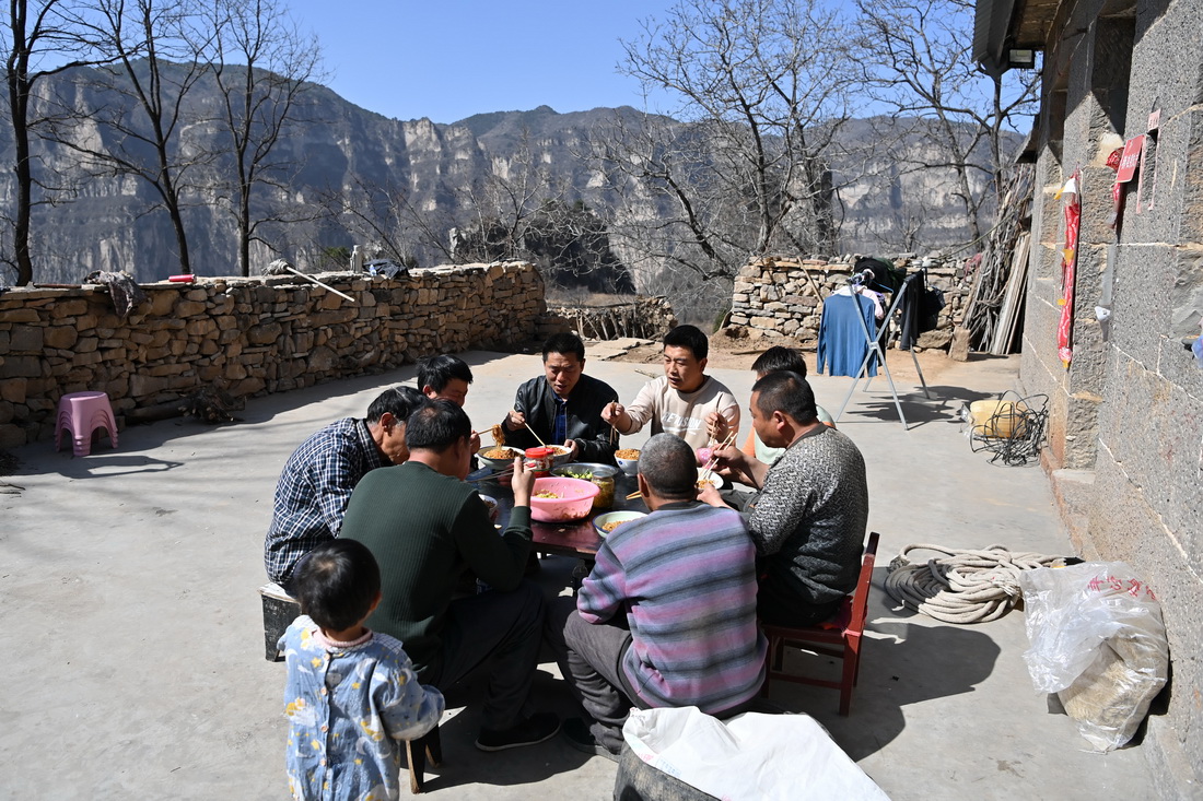 在山西省壶关县大峡谷镇青龙峡村，村民在吃午饭（3月8日摄）。新华社记者 杨晨光 摄