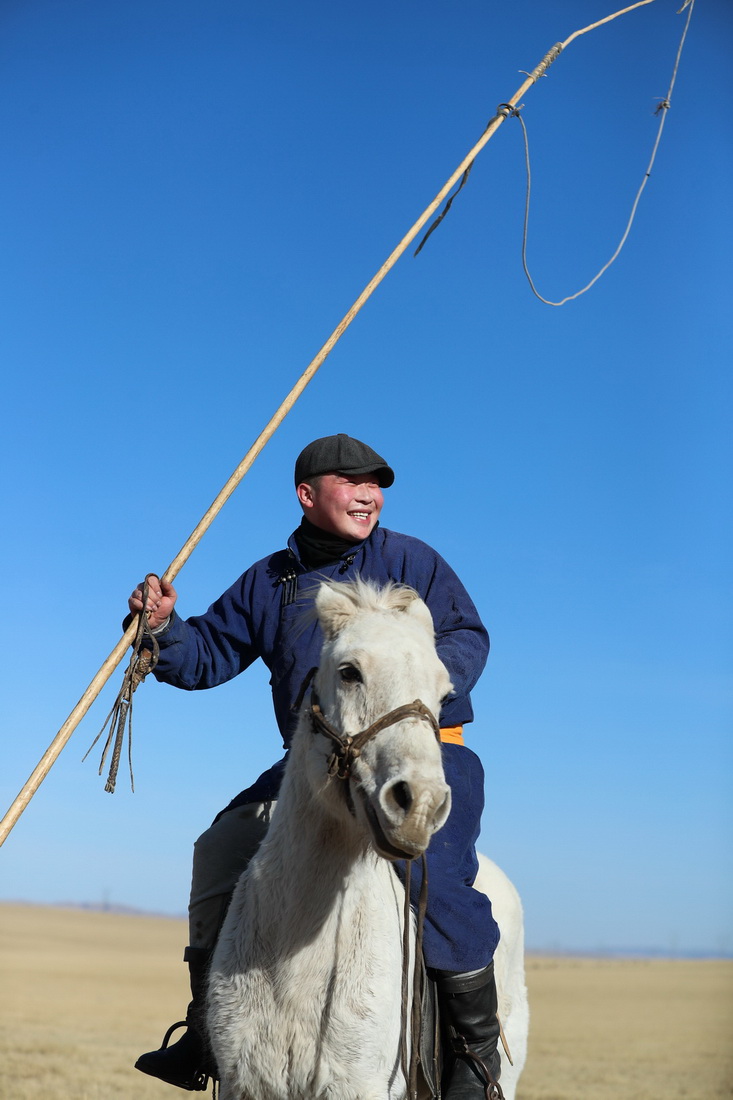 這是3月29日錫林郭勒盟西烏珠穆沁旗草原上拍攝的牧民。新華社記者 王楷焱 攝