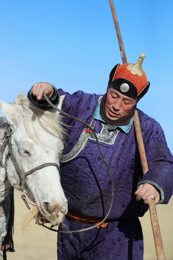 3月29日，牧民查看馬匹。新華社記者 王楷焱 攝