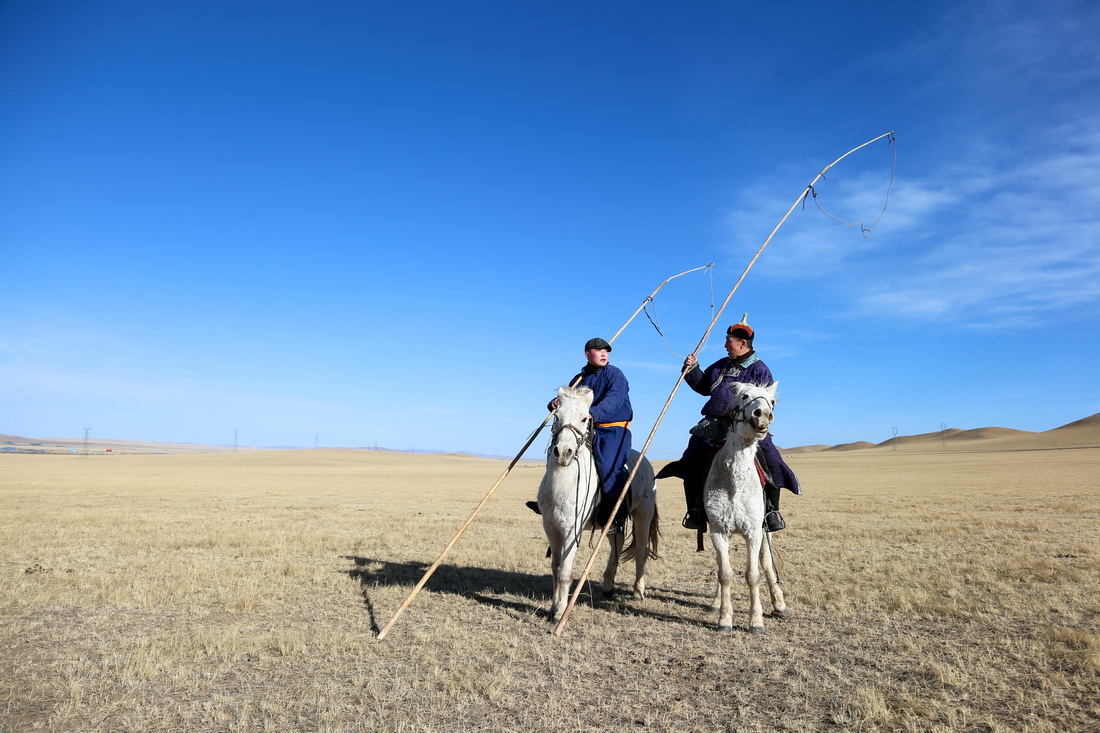 3月29日在錫林郭勒盟西烏珠穆沁旗草原上拍攝的兩名牧民。新華社記者 貝赫 攝