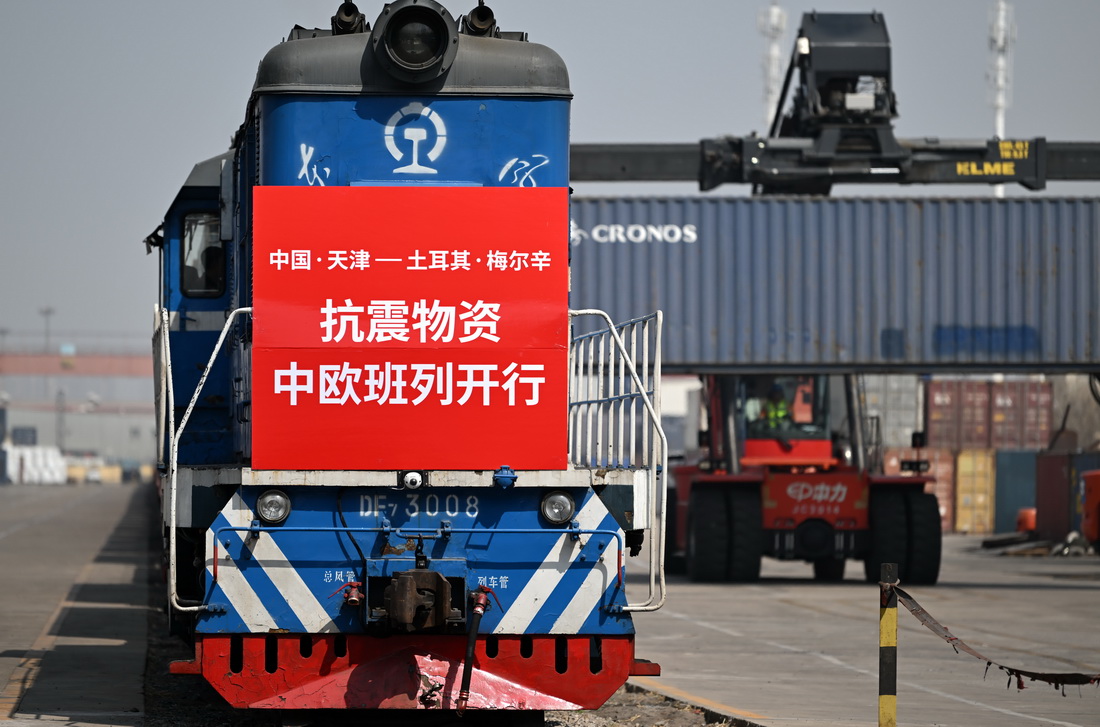 3月29日，在天津开发区盛铁物流有限公司，工作人员对天津至土耳其中欧班列进行巡查。