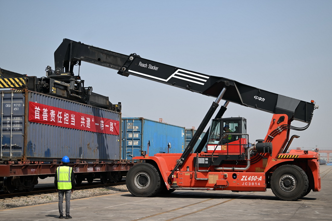 3月29日，在天津開發區盛鐵物流有限公司，吊裝車輛進行集裝箱裝車作業。