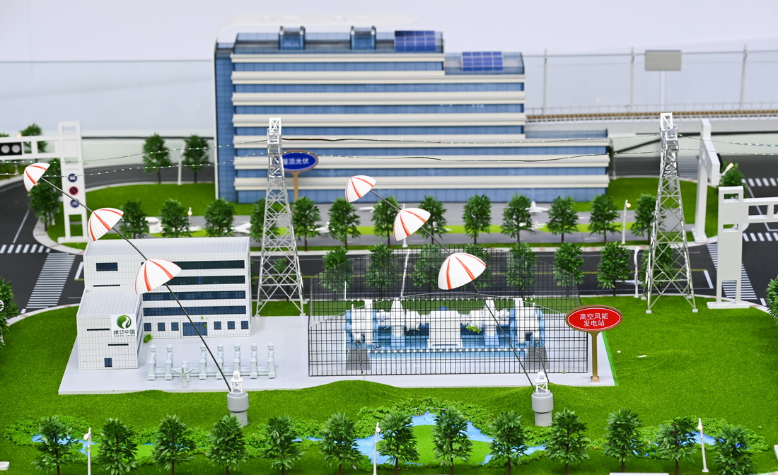 這是3月29日在“新能源 新基建 新產業：綠色動能 向新而行”展台拍攝的高空風能發電站模型。新華社記者 楊冠宇 攝