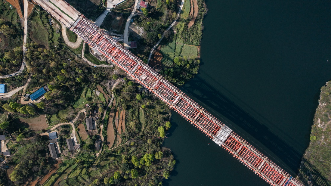 這是3月30日拍攝的德余高速烏江特大橋（無人機照片）。