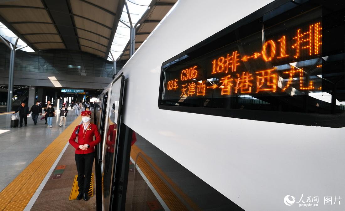 4月1日，天津西至香港西九龍G305次列車准備發車，乘務人員立崗迎接旅客乘車。