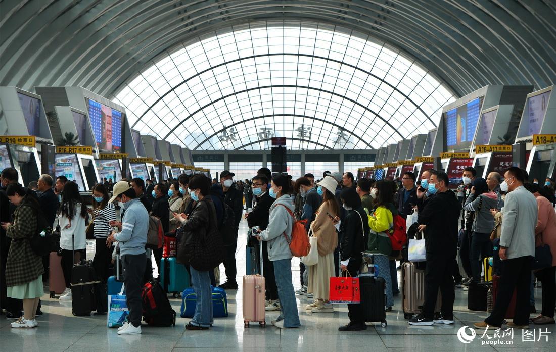 4月1日，乘坐G305次列車的旅客在天津西站候車大廳排隊等候上車。