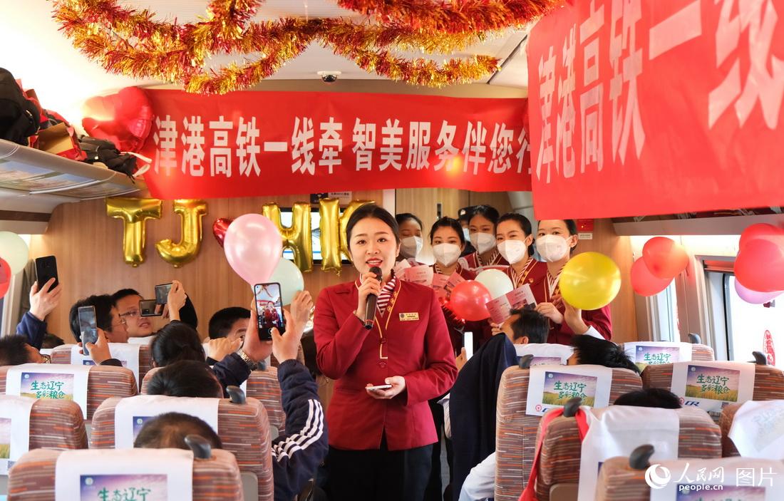 4月1日，在天津西至香港西九龍G305次列車上，乘務人員開展“津港高鐵一線牽 智美服務伴您行”主題活動。