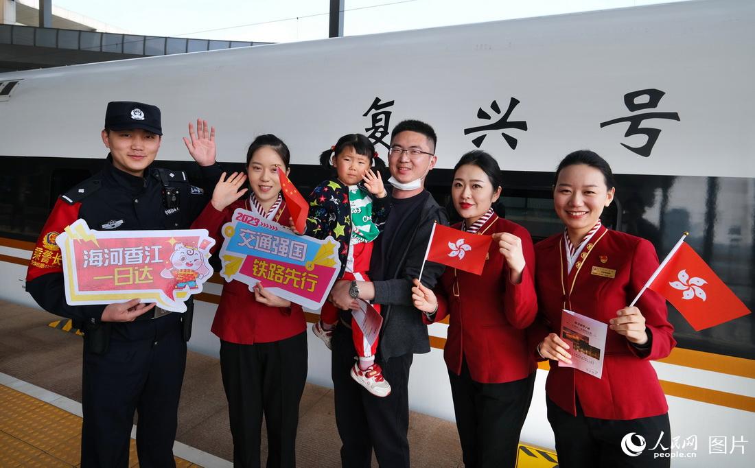4月1日，天津西至香港西九龍G305次列車准備發車，乘務人員與旅客站台上合影留念。
