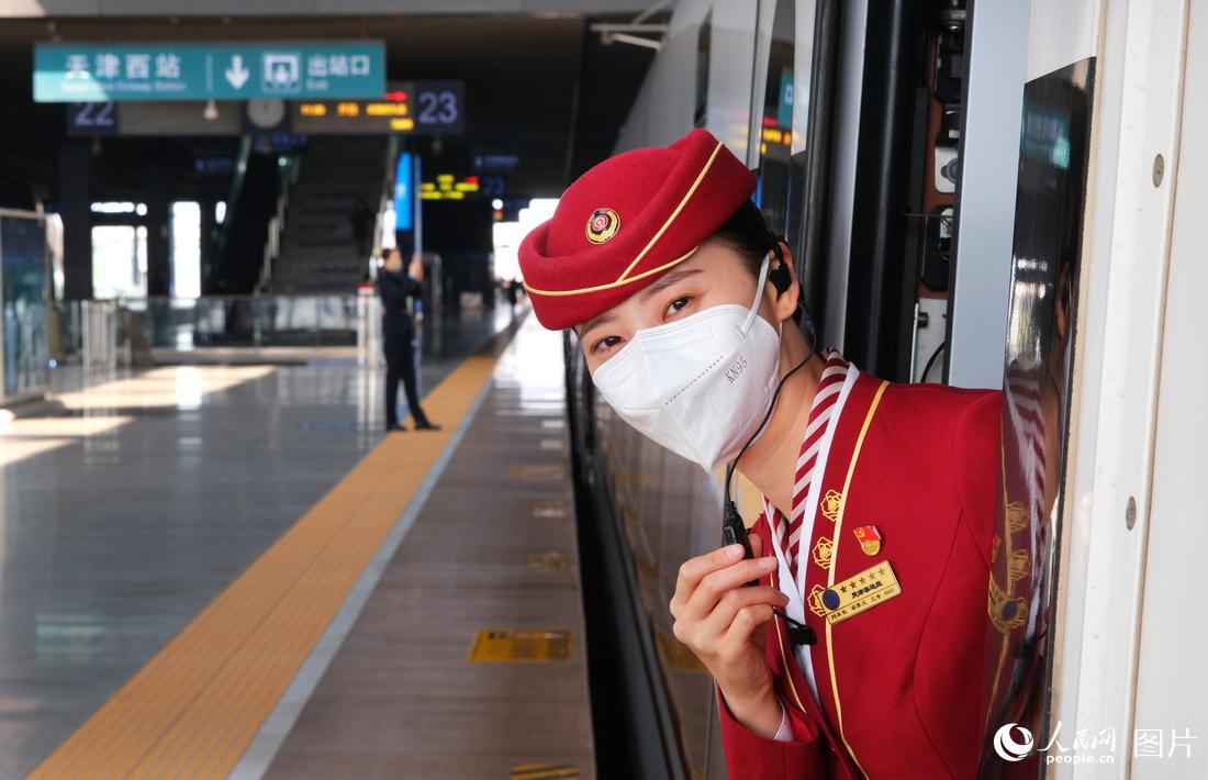 4月1日，首趟天津西至香港西九龍G305次列車長與司機聯控，准備發車。