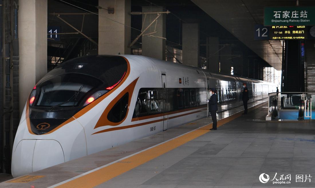 4月1日，首趟天津西至香港西九龍G305次高鐵列車駛出石家庄站。