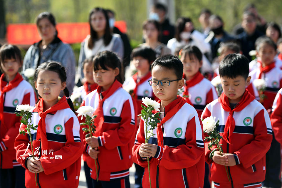 2023年4月2日，山東省臨沂市郯城縣中小學生在革命烈士陵園祭奠先烈。