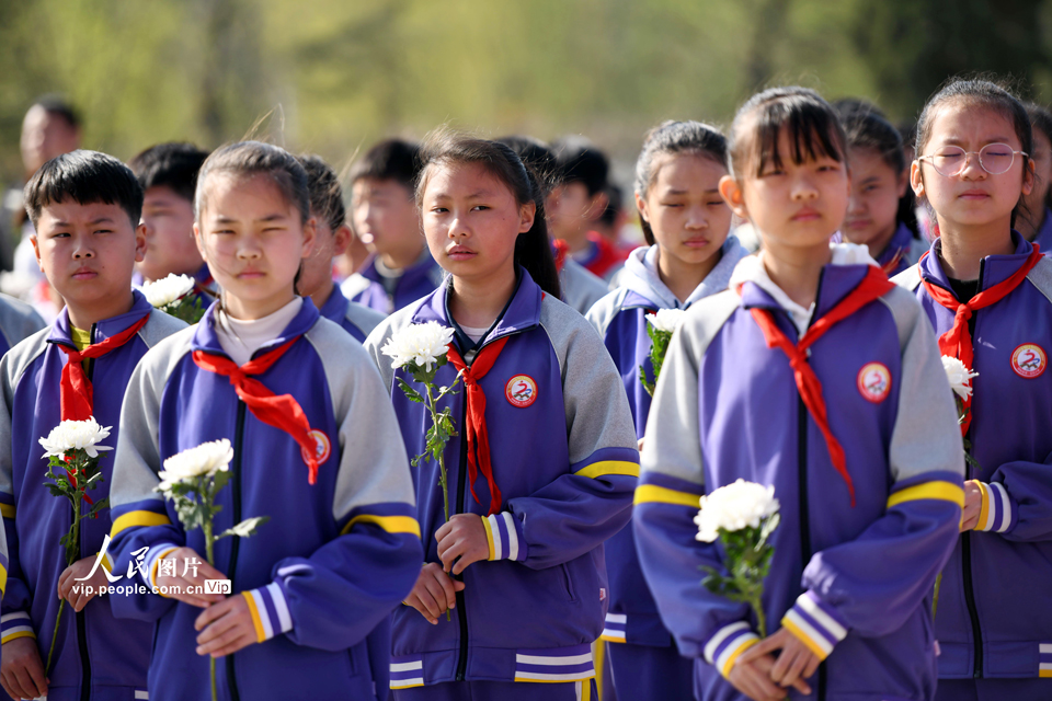 2023年4月2日，山東省臨沂市郯城縣中小學生在革命烈士陵園祭奠先烈。