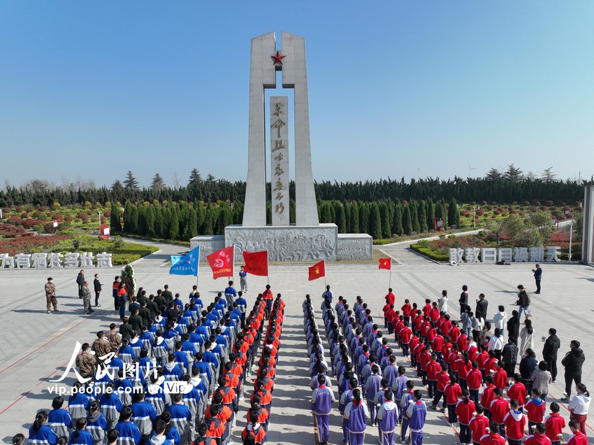 2023年4月2日，在山東省臨沂市郯城縣革命烈士陵園，市民、師生等各界人士在革命烈士紀念碑前默哀、祭奠先烈。