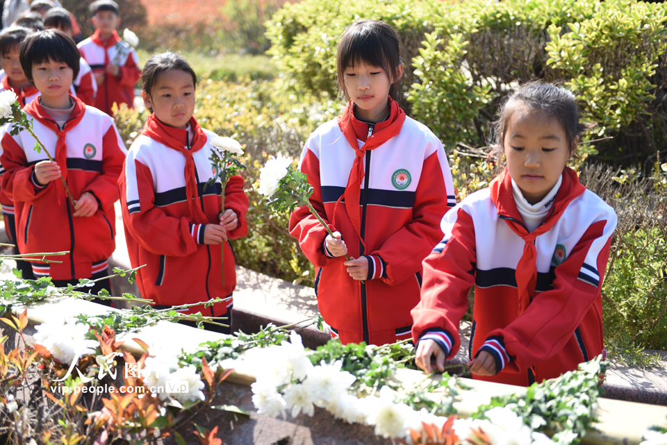 2023年4月2日，山東省臨沂市郯城縣中小學生在革命烈士陵園祭奠先烈。