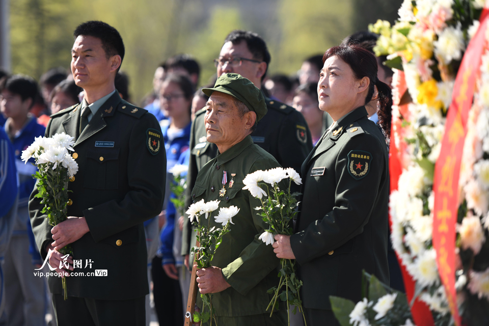 2023年4月2日，在山東省臨沂市郯城縣革命烈士陵園，退役軍人陳景國（中）在革命烈士紀念碑前緬懷先烈。