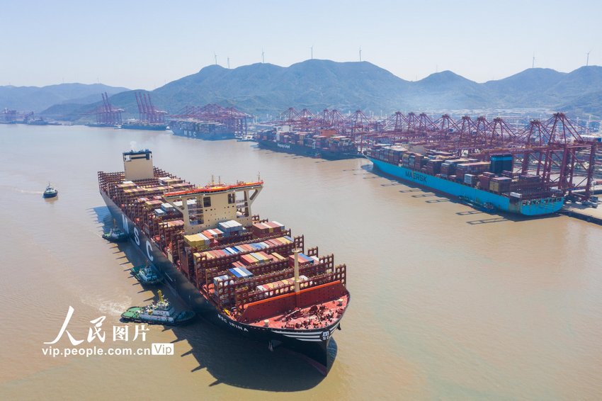 2023年4月2日，浙江省寧波舟山港穿山港區集裝箱碼頭，全球最大集裝箱船“地中海伊琳娜”（MSC IRINA）輪正在忙碌靠泊，碼頭一派繁忙。