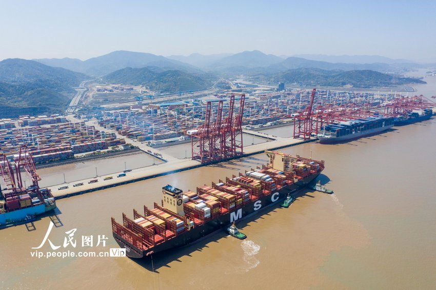 2023年4月2日，浙江省寧波舟山港穿山港區集裝箱碼頭，全球最大集裝箱船“地中海伊琳娜”（MSC IRINA）輪正在忙碌靠泊，碼頭一派繁忙。