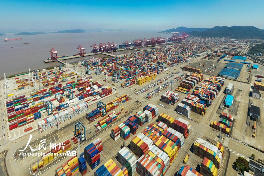2023年4月2日，浙江省寧波舟山港穿山港區集裝箱碼頭，船來舟往，集卡忙碌運輸，呈現一派繁忙景象。