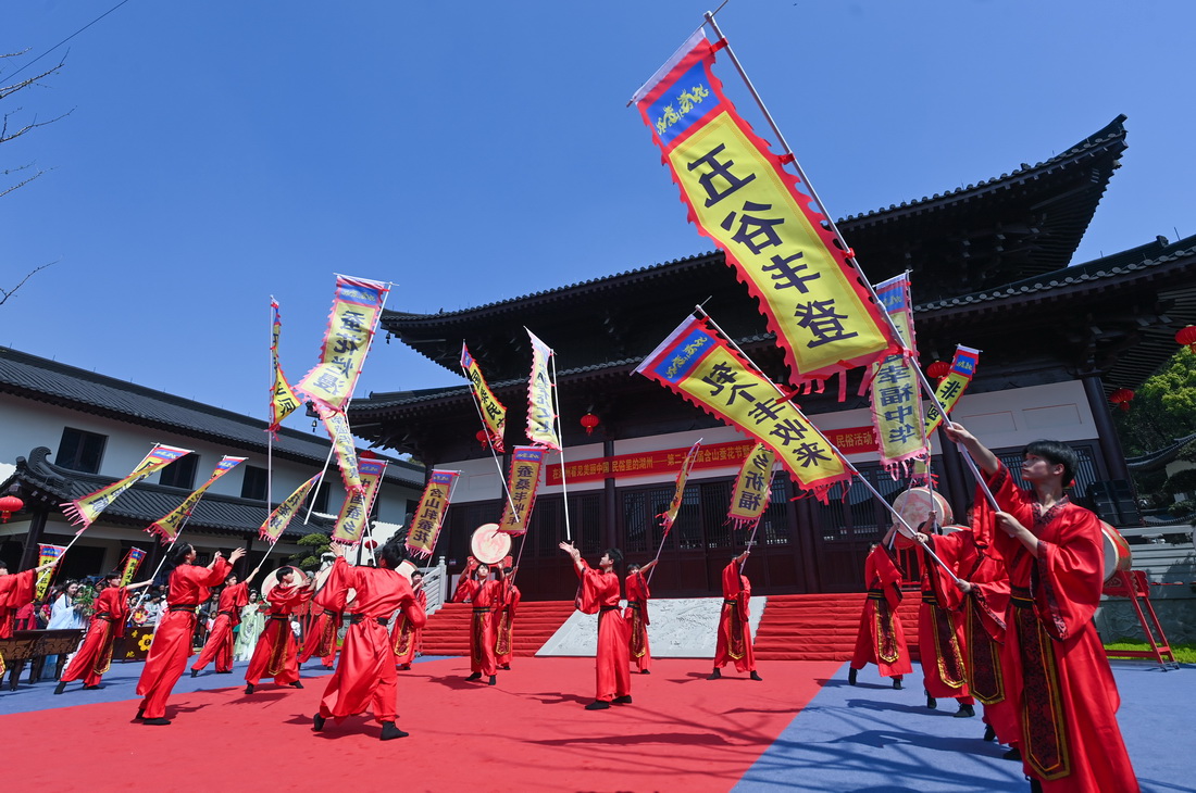 4月2日，含山山南大殿前的廣場上正在舉行蠶花節的“祭蠶神”民俗表演。