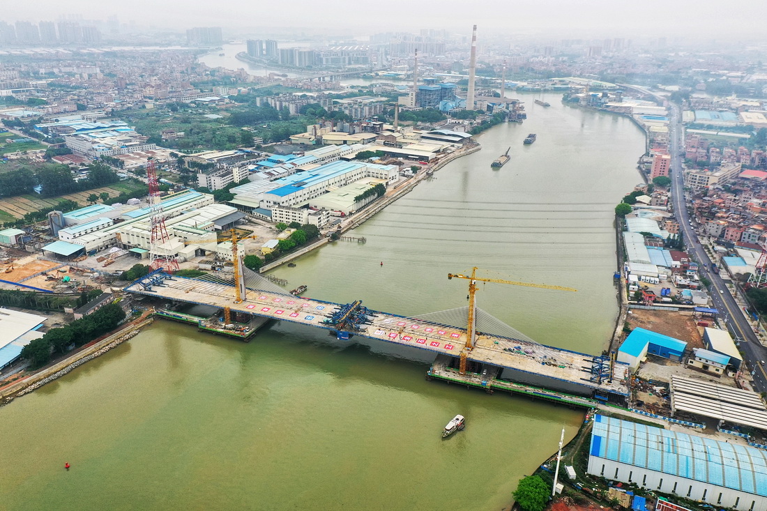東莞槎馬特大橋主跨合龍段施工現場（4月2日攝，無人機照片）。