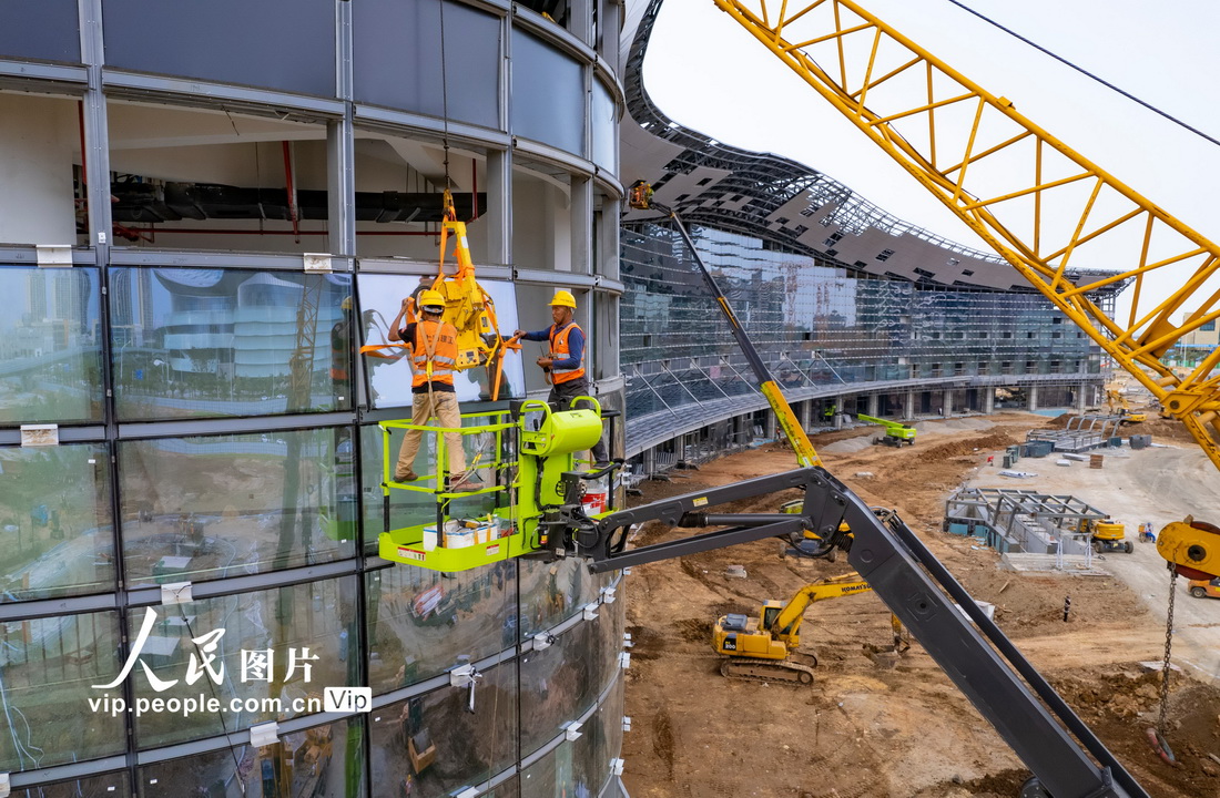 4月3日，海口新海港客運綜合樞紐項目，玻璃幕牆的安裝施工進入局部收尾階段。