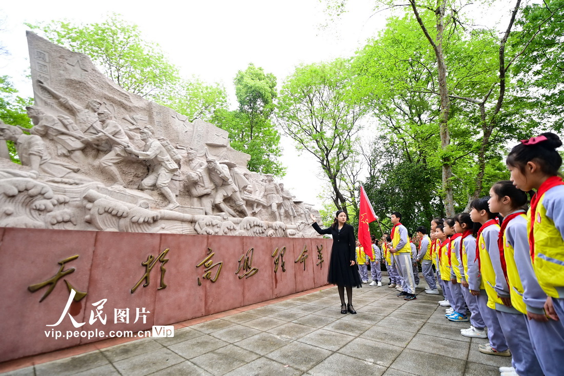 2023年4月3日，在江西省贛州市革命烈士紀念館，學生在接受愛國主義教育。