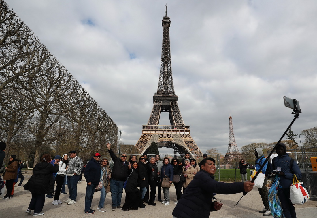 4月3日，游客在法國巴黎埃菲爾鐵塔附近拍照留念。