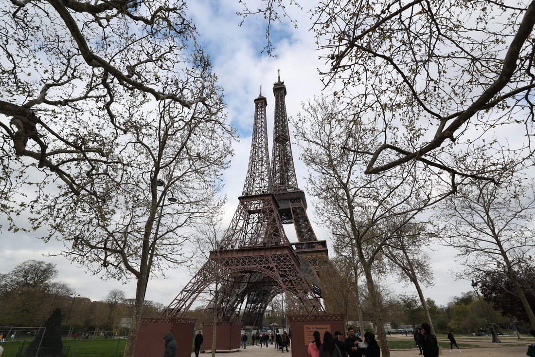 這是4月3日在法國巴黎拍攝的埃菲爾鐵塔（后）和“小埃菲爾鐵塔”。