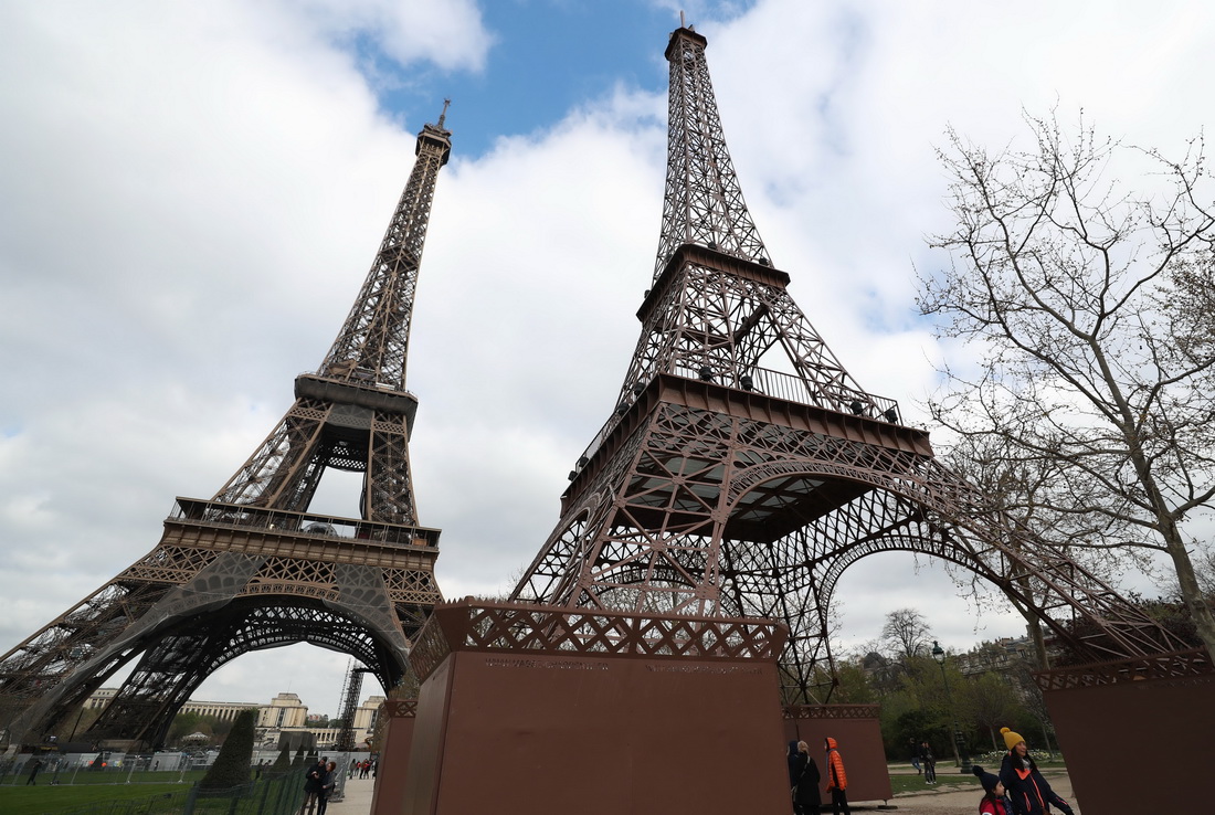 這是4月3日在法國巴黎拍攝的埃菲爾鐵塔（左）和“小埃菲爾鐵塔”。