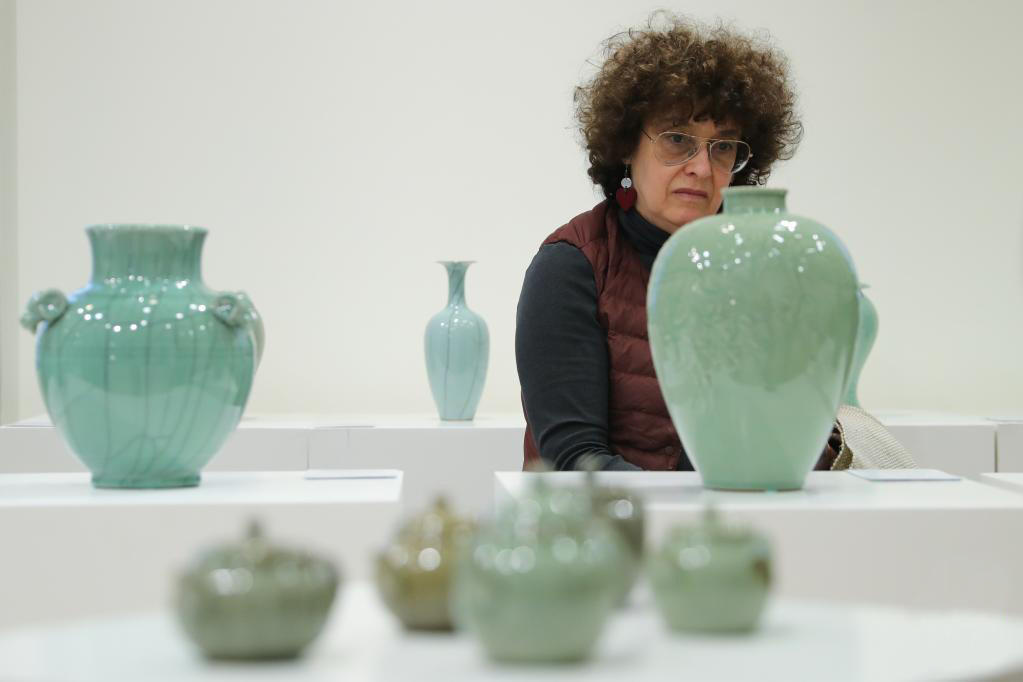 4月3日，在比利時布魯塞爾，參觀者在“聽瓷語 觀世界——宋韻龍泉青瓷展”上觀賞瓷器。
