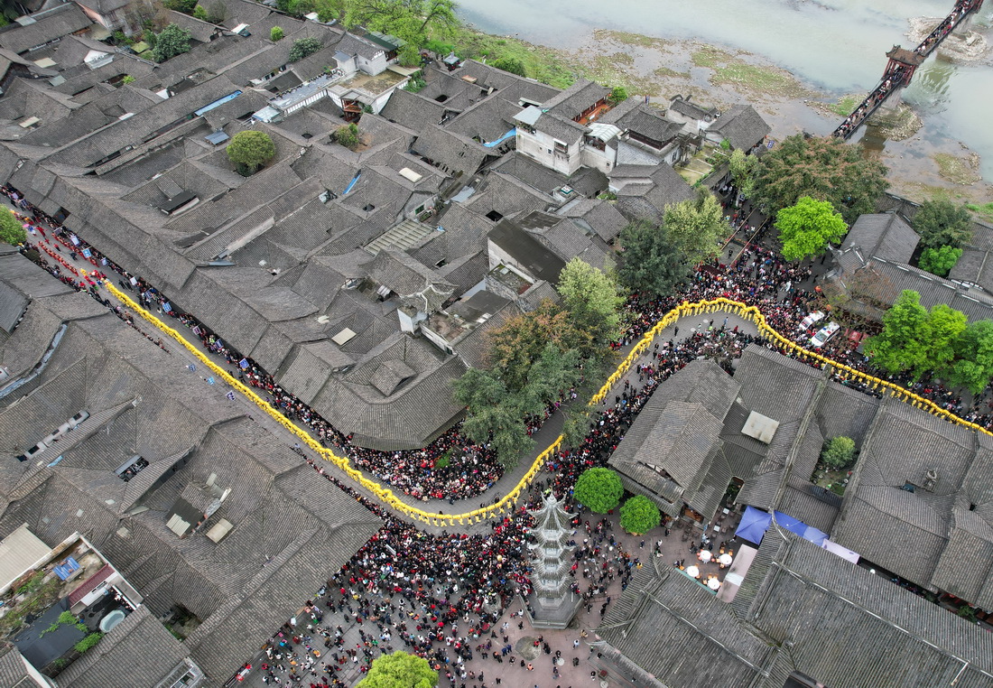 這是4月5日在成都崇州市元通古鎮拍攝的“匯江老龍”巡游隊伍（無人機照片）。新華社記者 王曦 攝