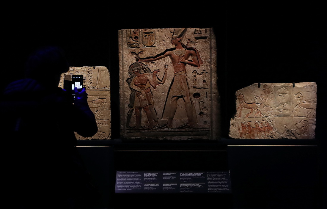 4月6日，媒體記者在法國巴黎參觀“拉美西斯和法老的黃金”埃及文物展。