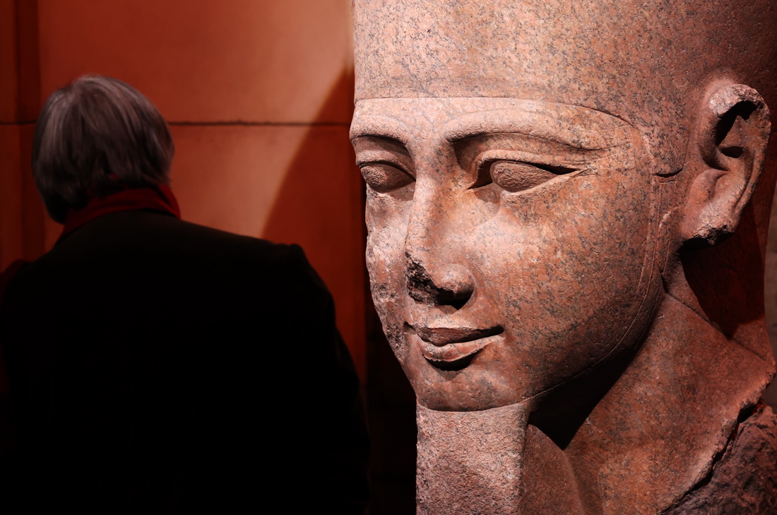 4月6日，媒體記者在法國巴黎參觀拉美西斯二世頭部雕像。