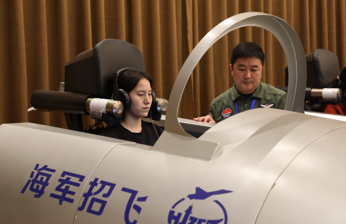 参加海军招飞选拔的学生在心理选拔环节进行舰载飞行潜质检测（2023年4月4日摄）。新华社记者 孙鲁明 摄