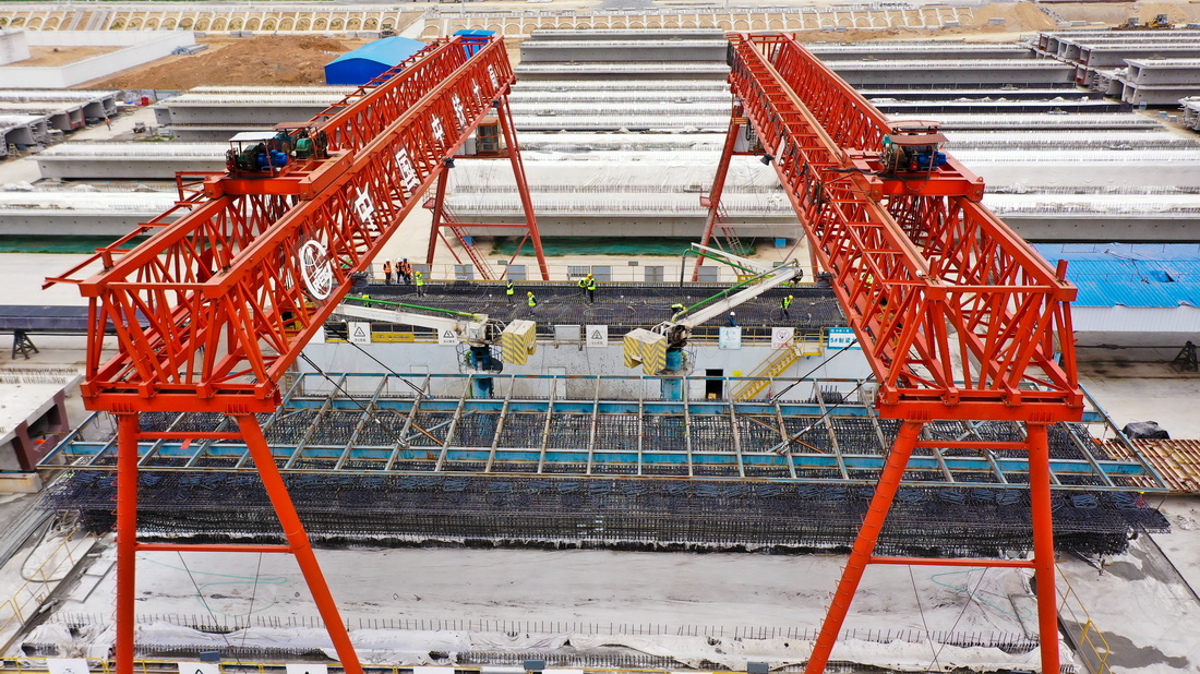4月13日，在濟鄭高鐵中鐵十局濟南西制梁場，中鐵十局的工作人員在澆筑箱梁（無人機照片）。