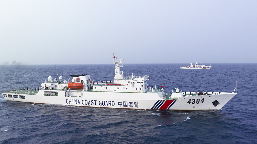 中国海警4304舰编队与越南海警8004舰编队沿中越北部湾分界线进行巡逻（4月11日摄，无人机照片）。新华社发（黄星朝 摄）