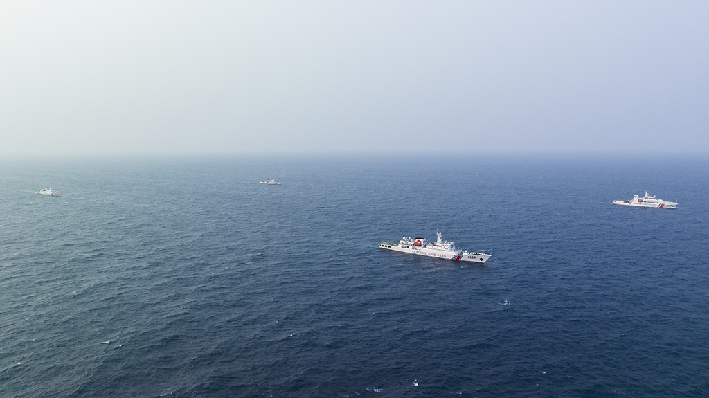 中國海警4304艦編隊與越南海警8004艦編隊沿中越北部灣分界線進行巡邏（4月11日攝，無人機照片）。新華社發（黃星朝 攝）