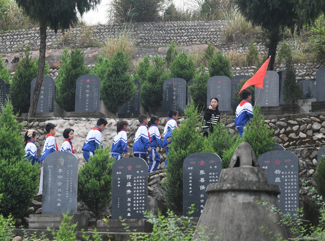 4月18日，馮煉組織學生來到長坪山烈士陵園，向學生講述紅軍故事。