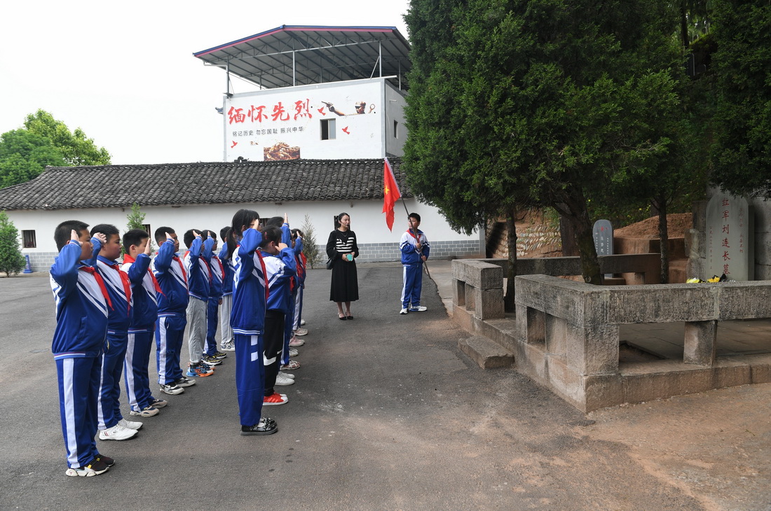 4月18日，馮煉率領學生向紅軍劉連長墓敬隊禮。身后房屋即是馮煉的家。