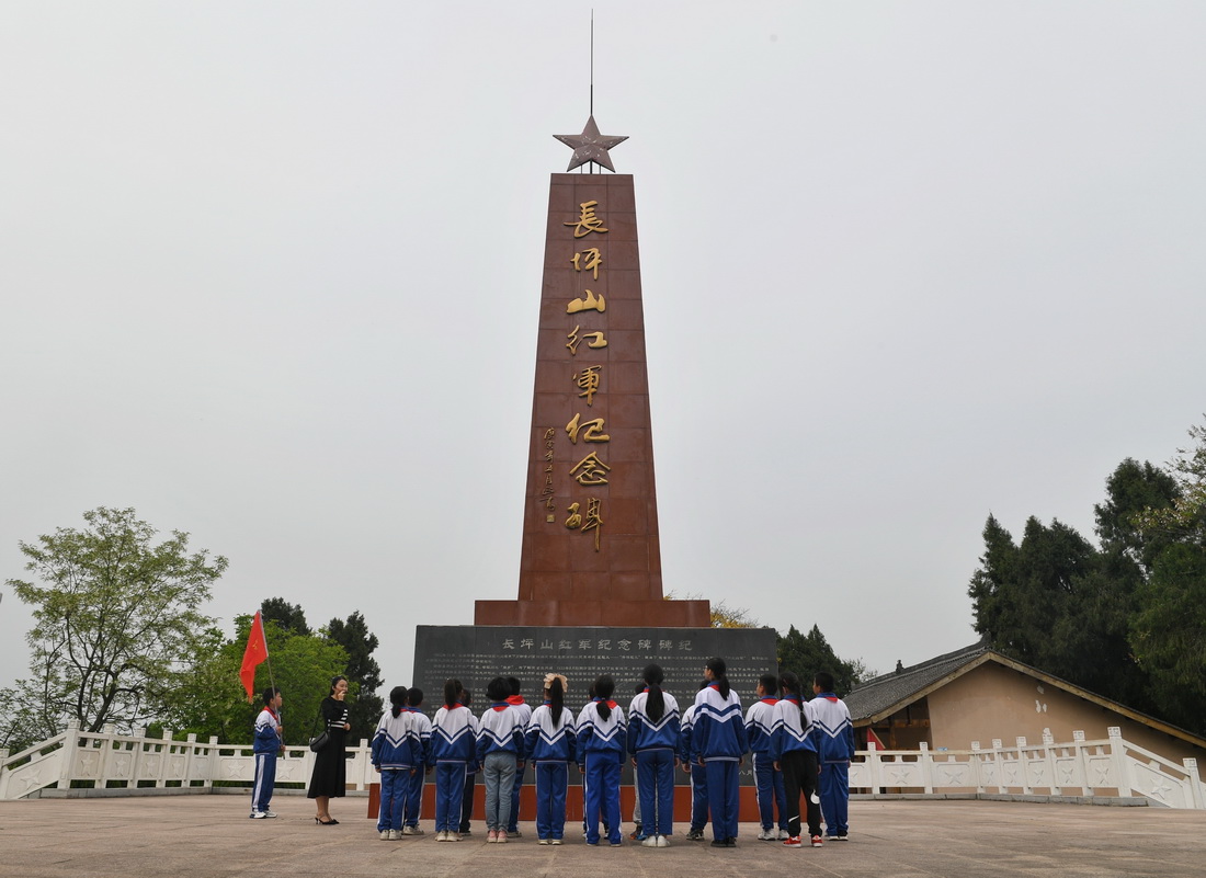 4月18日，馮煉組織學生來到長坪山紅軍紀念碑，向學生講述紅軍故事。