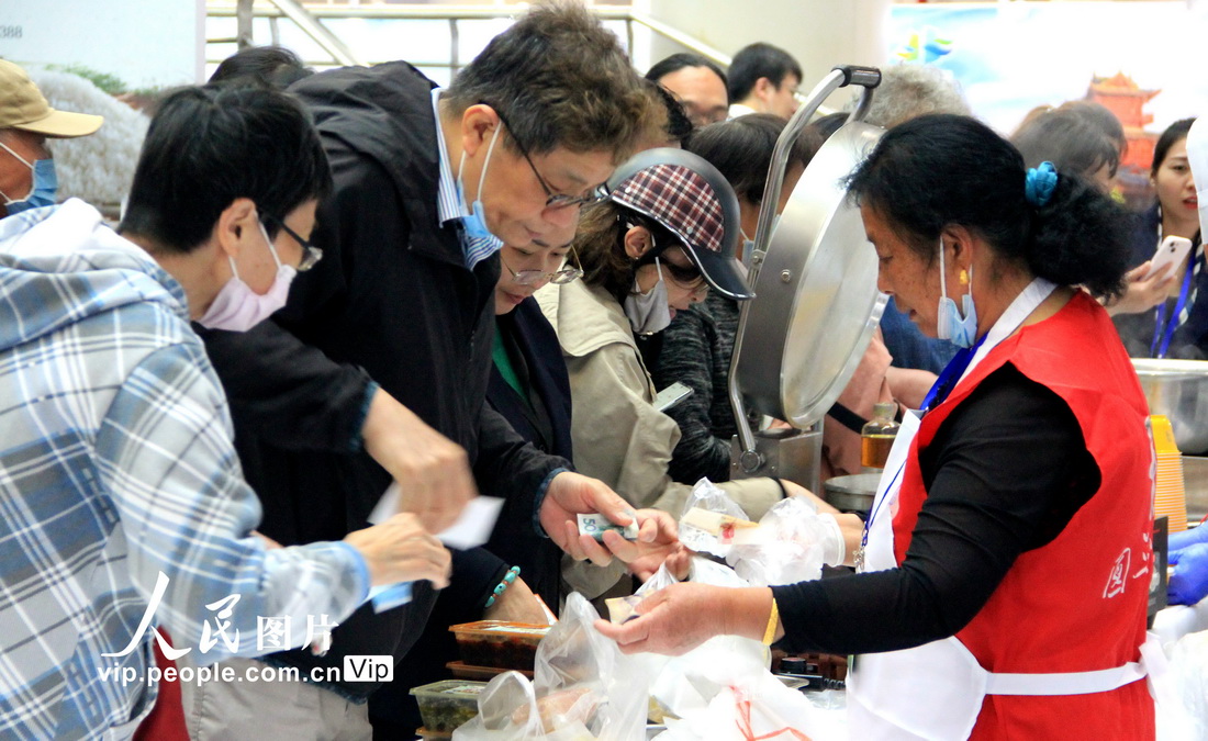4月21日，淮安（上海）春季現代農業推介暨優質農產品展銷會現場，市民在選購特色農產品。