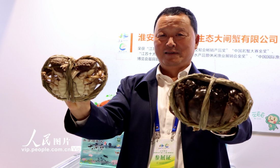 4月21日，淮安（上海）春季現代農業推介暨優質農產品展銷會現場，工作人員在展示洪澤湖大閘蟹。