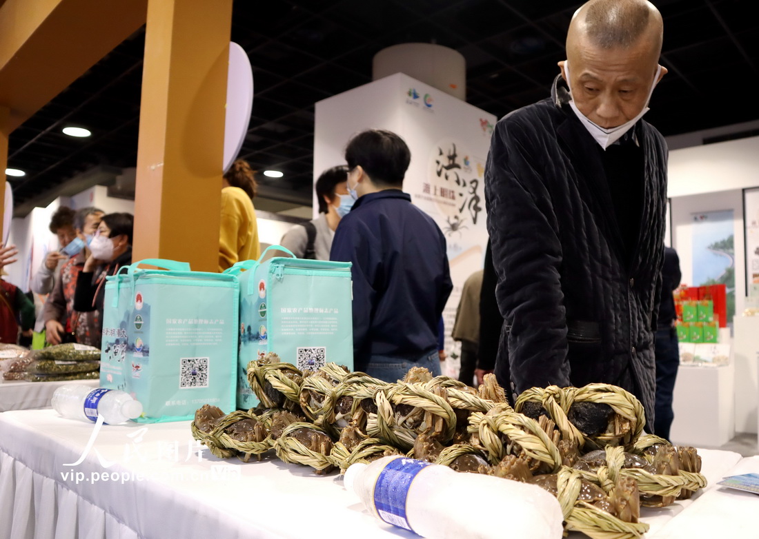 4月21日，淮安（上海）春季現代農業推介暨優質農產品展銷會現場，市民在選購特色農產品。