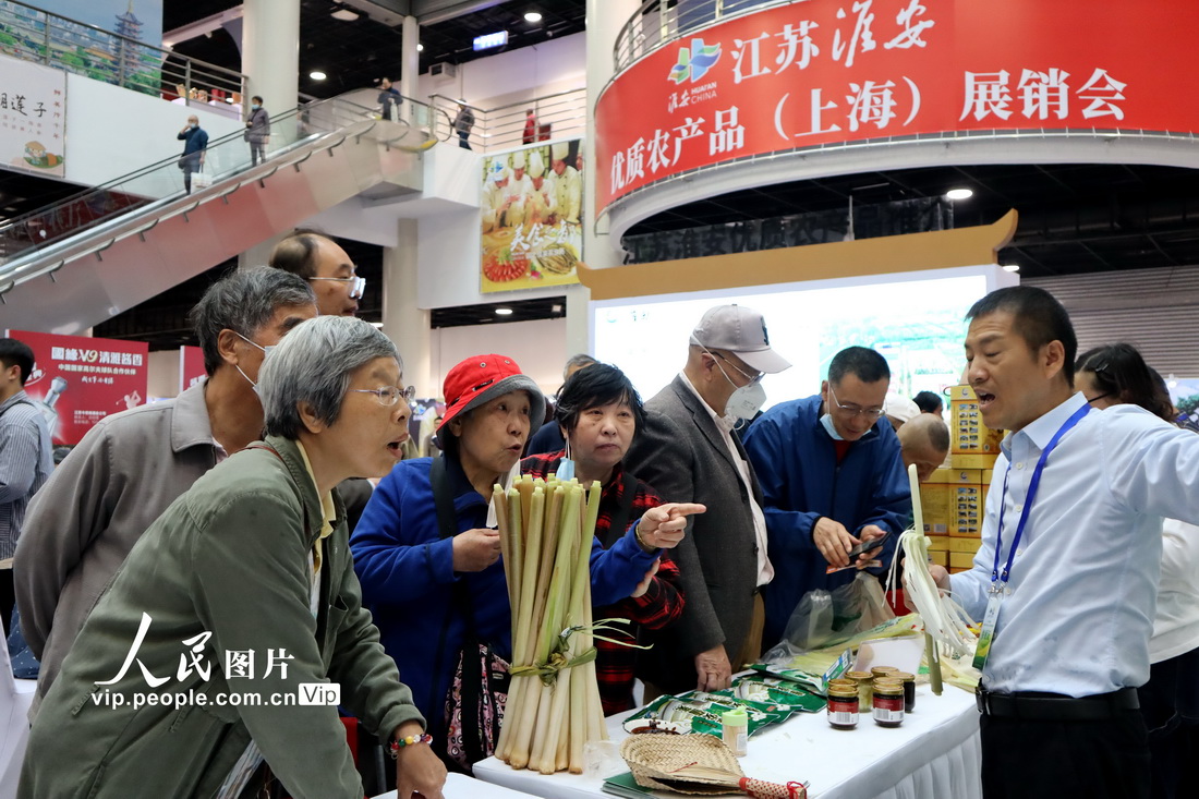 4月21日，淮安（上海）春季現代農業推介暨優質農產品展銷會現場，市民在選購特色農產品。