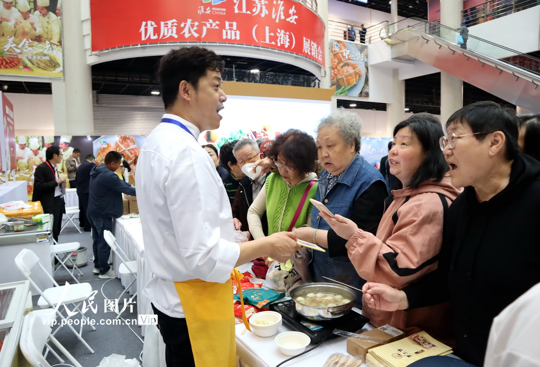 4月21日，淮安（上海）春季現代農業推介暨優質農產品展銷會現場，市民在選購特色農產品。