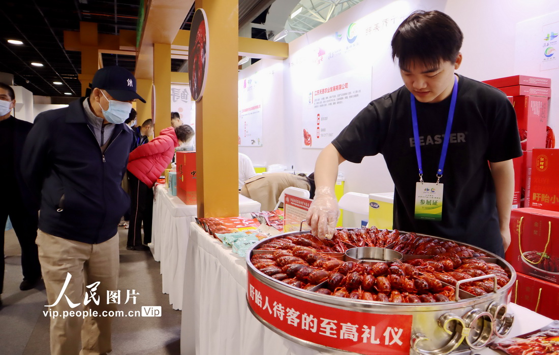 4月21日，淮安（上海）春季現代農業推介暨優質農產品展銷會現場，工作人員在展示盱眙小龍蝦。
