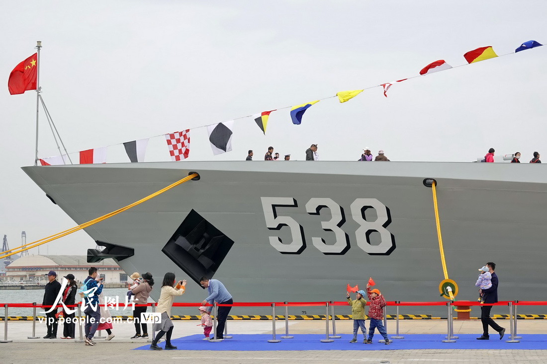 4月22日，山東煙台市民參觀海軍煙台艦。